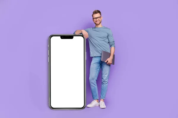 Photo Pretty Attractive Guy Dressed Grey Shirt Holding Modern Gadget — Stockfoto
