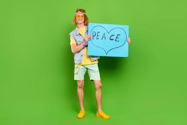 Volledige Lichaamsomvang Uitzicht Van Aantrekkelijke Vrolijke Man Met Papier Vredesteken — Stockfoto