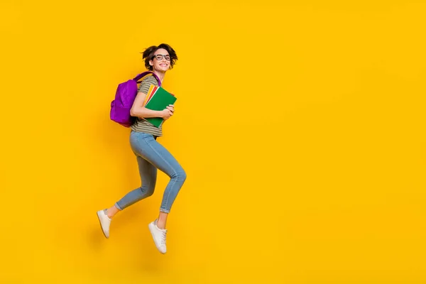 Foto Comprimento Total Bonito Engraçado Menina Vestida Verde Shirt Mochila — Fotografia de Stock