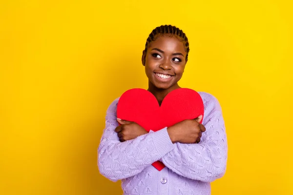 Foto Adorável Bonito Menina Mãos Segurar Abraçar Vermelho Papel Coração — Fotografia de Stock