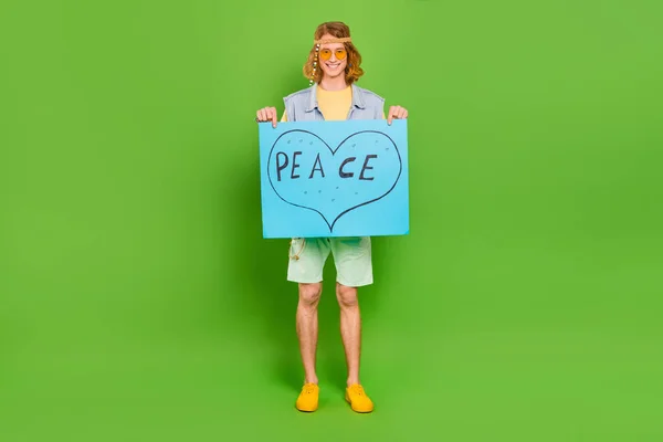 Volledige Lengte Lichaamsgrootte Uitzicht Van Aantrekkelijke Vrolijke Hippie Guy Holding — Stockfoto