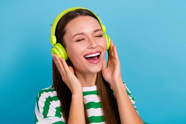 Photo Joyful Young Lady Sing Wear Earphones Green Shirt Isolated — Stockfoto