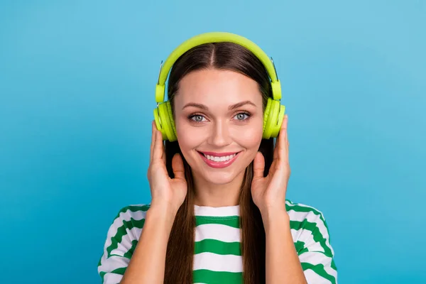 Zdjęcie Miła Młoda Dama Słuchać Muzyki Nosić Słuchawki Zielony Shirt — Zdjęcie stockowe