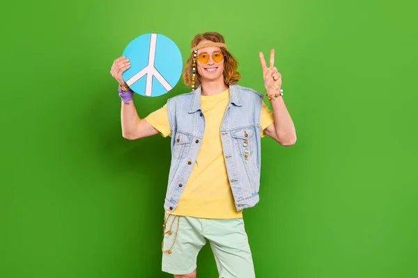 Portrait Attractive Cheerful Hippie Guy Holding Blue Sign Showing Sign — Foto de Stock