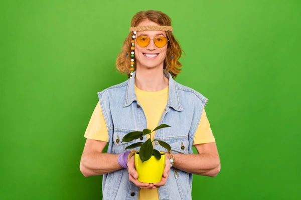 Portrét Atraktivní Veselý Chlap Držící Rostlina Rukou Rostoucí Izolované Přes — Stock fotografie