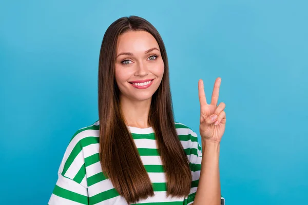 Photo Cool Millennial Lady Show Sign Nosić Zielony Shirt Izolowany — Zdjęcie stockowe