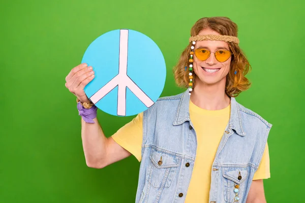 Portrét Atraktivní Veselý Hippie Chlap Drží Ruce Modré Kulaté Znamení — Stock fotografie