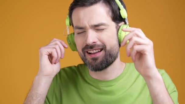 Crazy Cool Guy Listen Ear Gadget Radio Dance Isolated Shine — ストック動画