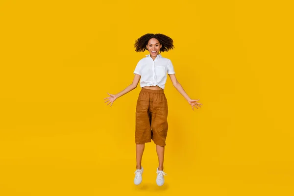 Teljes Hosszúságú Portré Gondtalan Őrült Lány Jumping Hangulat Elszigetelt Sárga — Stock Fotó