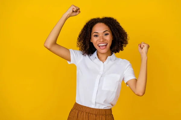 Hoto Charming Positive Girl Raises Arm Glad See Discount Sale — Stockfoto