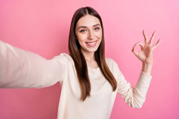 Selbstporträt Von Attraktiven Fröhlichen Braunhaarigen Mädchen Zeigt Zeichen Anzeige Vereinbaren — Stockfoto