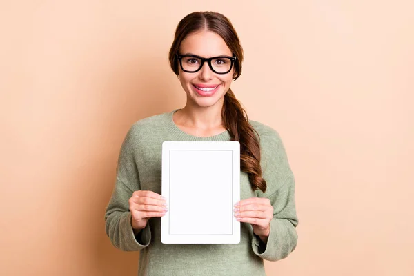Photo Cheerful Pretty Lady Wear Green Sweater Spectacles Showing Modern — Foto Stock