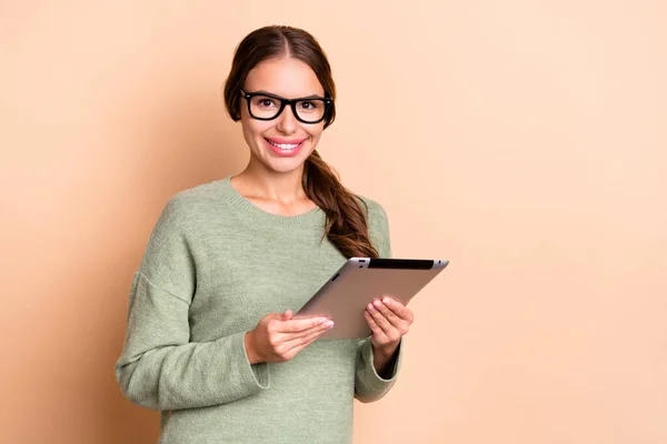 Photo Pretty Positive Lady Wear Green Sweater Spectacles Communicating Modern — Stock Photo, Image