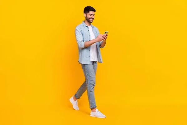 Full Length Photo Cheery Hispanic Man Walking Hold Telephone Chatting — Fotografia de Stock