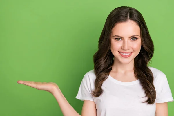 Photo Dreamy Sweet Young Lady Wear White Shirt Holding Arm — Stockfoto