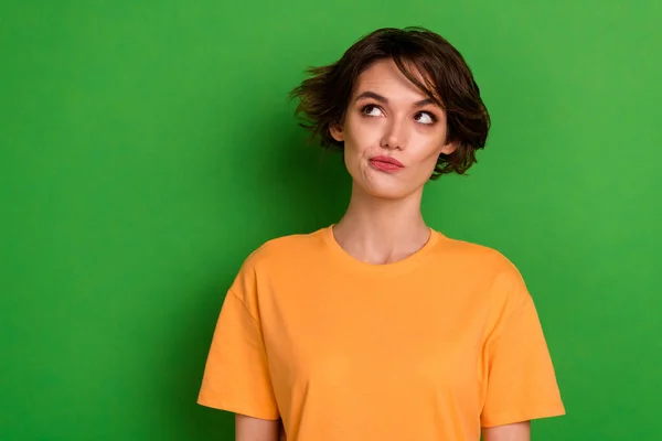 Photo Funny Doubtful Young Woman Dressed Orange Clothes Looking Empty —  Fotos de Stock