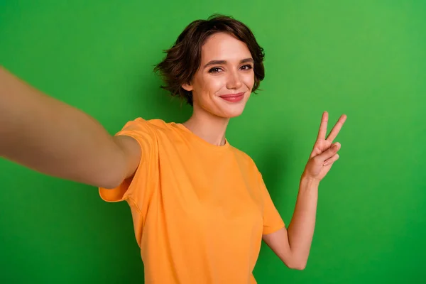 Photo Dreamy Funny Young Woman Dressed Orange Shirt Showing Sign —  Fotos de Stock