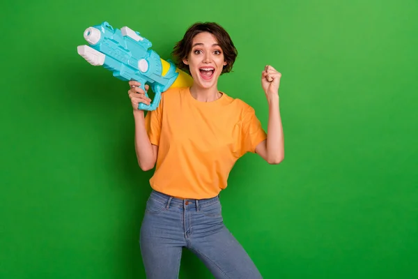 Photo Delighted Ecstatic Girl Hand Hold Water Gun Raise Fist — стоковое фото