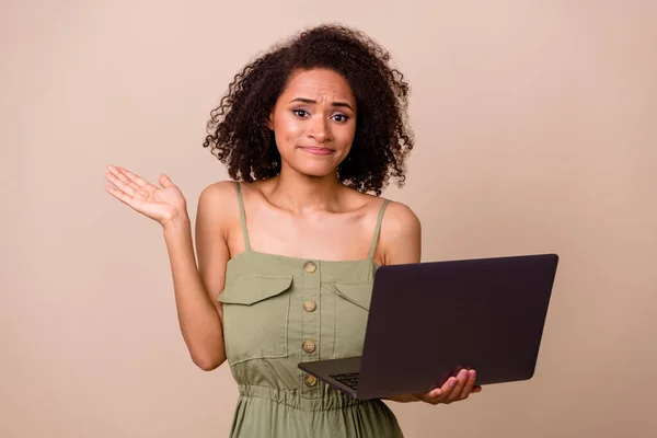 Photo Portrait Charming Young Girl Wavy Hair Clueless Helpless Freelancer — Stock fotografie