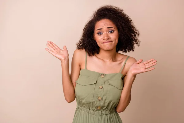 Photo Portrait Pretty Young Lady Curly Hair Confused Shrug Shoulders — 图库照片