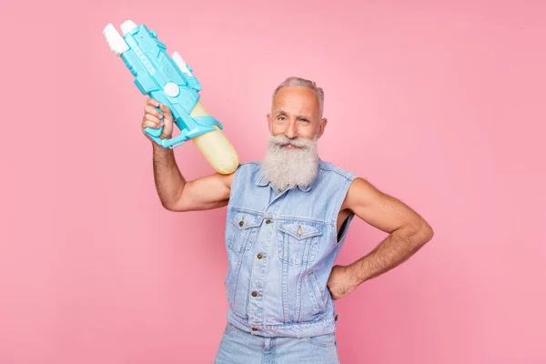 Photo Cool Attractive Man Pensioner Dressed Denim Vest Holding Water — Foto Stock