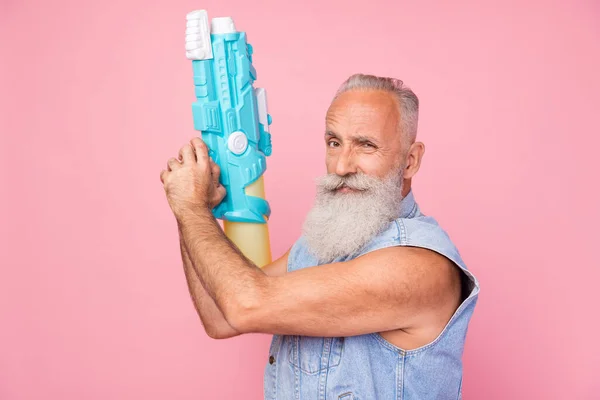Photo Charming Cool Man Pensioner Dressed Denim Vest Rising Water — Stockfoto