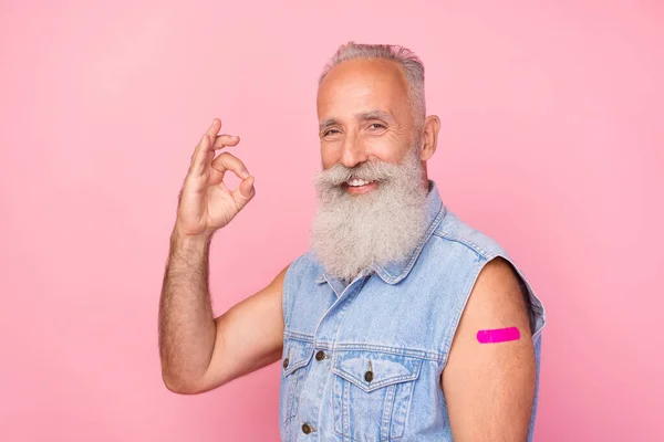 Photo Adorable Confident Retired Guy Wear Jeans Waistcoat Showing Okey — Φωτογραφία Αρχείου