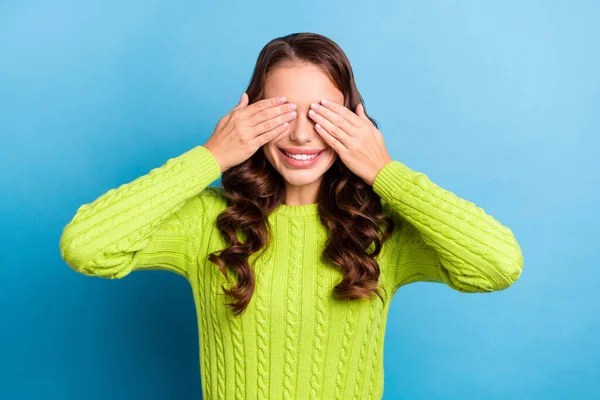 Photo Cute Young Woman Wavy Hairstyle Hands Cover Eyes Surprise — Stockfoto