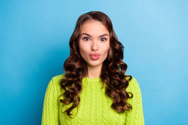 Photo Adorable Young Woman Wavy Hairstyle Send Blowing Kiss Wear — Fotografia de Stock