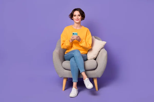 Portrait Attractive Cheerful Girl Sitting Using Device Chatting Web Site — ストック写真
