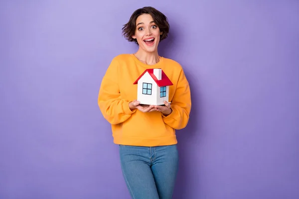 Portrait Astonished Crazy Girl Hold Small House Open Mouth Isolated — Φωτογραφία Αρχείου