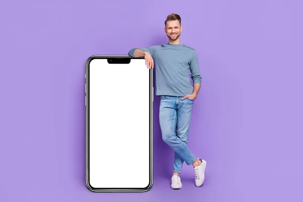 Photo Handsome Cheerful Guy Wear Grey Shirt Modern Device Empty — Stockfoto