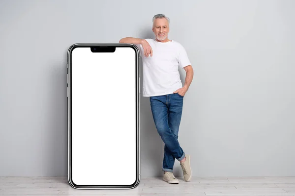 Full Length Body Size View Handsome Cheery Man Demonstrating Device — Stockfoto