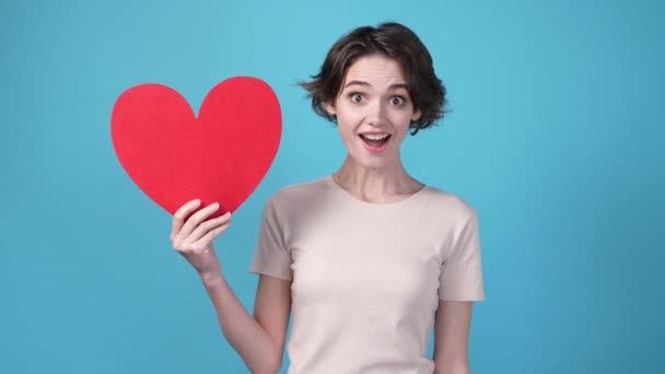 Lady Showing Paper Card Heart Thumb Symbol Isolated Blue Color — Vídeo de stock