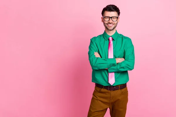 Photo Confident Attractive Man Dressed Green Shirt Eyewear Arms Crossed — Fotografia de Stock
