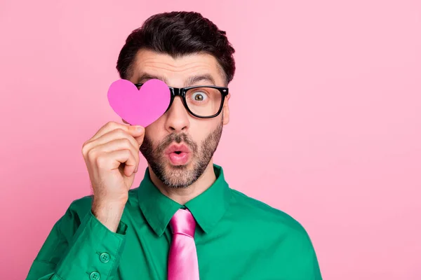 Photo Impressed Cheerful Man Dressed Green Shirt Eyewear Small Heart — Fotografia de Stock