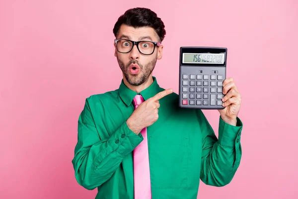 Photo Pretty Shocked Man Dressed Green Shirt Eyewear Pointing Finger — Fotografia de Stock