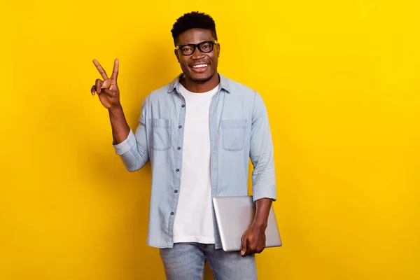 Photo Cool Millennial Brunet Guy Hold Laptop Show Sign Wear — Stok fotoğraf