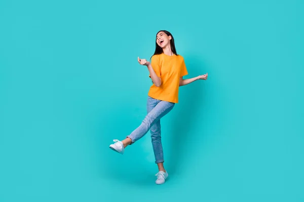 Full Size Photo Cool Millennial Lady Dance Wear Shirt Jeans — Stock Photo, Image
