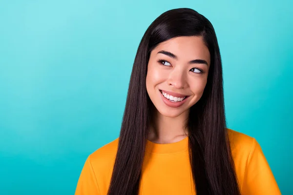 Photo Gorgeous Good Mood Girl Straight Hairstyle Dressed Yellow Shirt — Foto Stock
