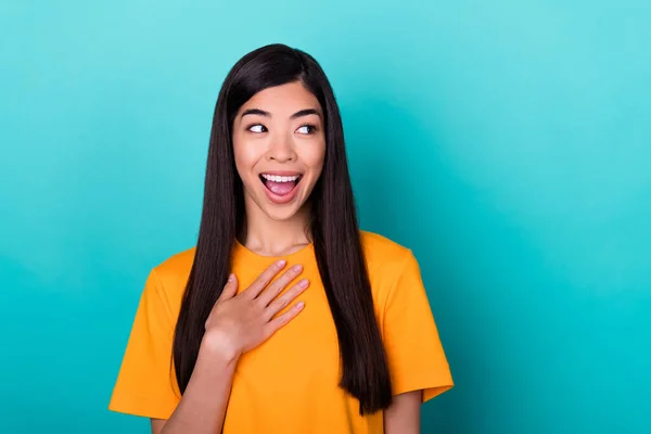 Photo Pretty Nice Astonished Woman Long Hairstyle Dressed Yellow Shirt — Foto Stock