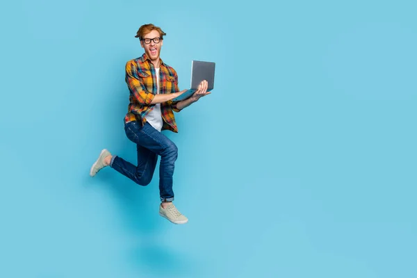 Photo Funky Positive Guy Ginger Hairstyle Dressed Plaid Shirt Holding — Zdjęcie stockowe