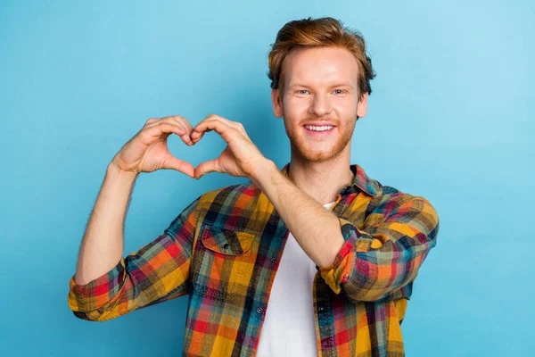 Photo Handsome Cheerful Satisfied Man Ginger Hairstyle Dressed Plaid Shirt — Stock fotografie