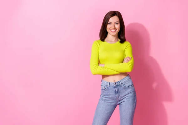 Photo Confident Pretty Lady Wear Yellow Top Arms Crossed Empty — Stockfoto