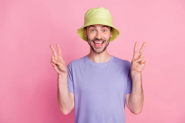 Photo Cheerful Optimistic Guy Tourist Trendy Outfit Good Mood Take — Foto de Stock