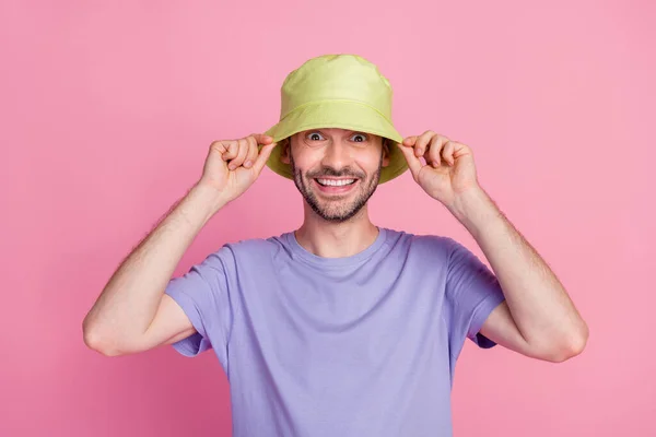 Photo Joyful Guy Arm Finger Touch Fashionable Headwear Ready Have — ストック写真