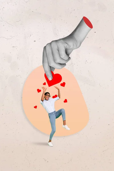 Плакат Коллаж Огромной Руки Обмена Подарочной Бумаги Сердце Девушке Празднуют — стоковое фото
