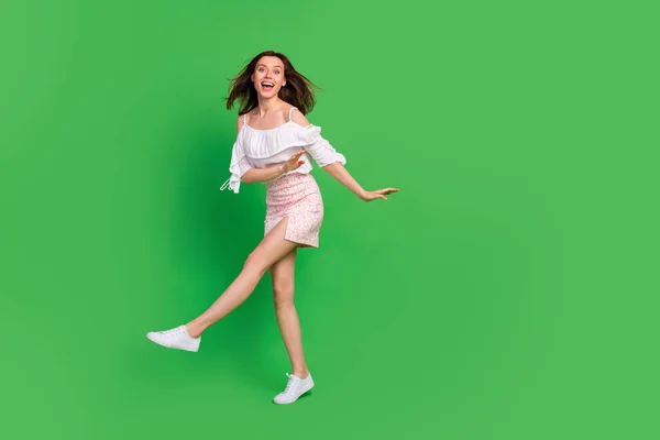 Полноразмерная Фотография Радостной Позитивной Девушки Весело Танцует Клубе Зеленом Цветовом — стоковое фото