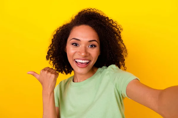 Photo Pretty Excited Girl Dressed Green Shirt Pointing Thumb Empty — Foto Stock