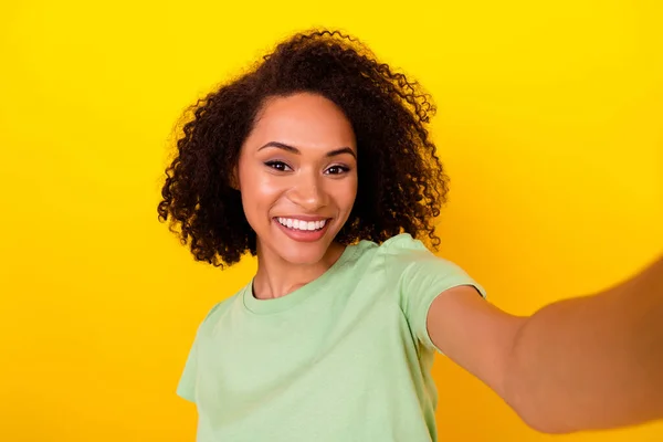 Photo Adorable Pretty Girl Dressed Green Shirt Smiling Tacking Selfie — 스톡 사진